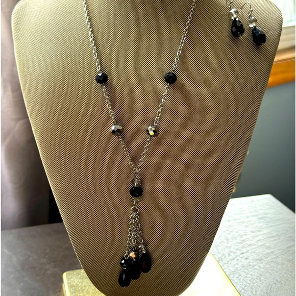 Black faceted glass teardrop shaped beaded necklace and earring set - Picture 1 of 13